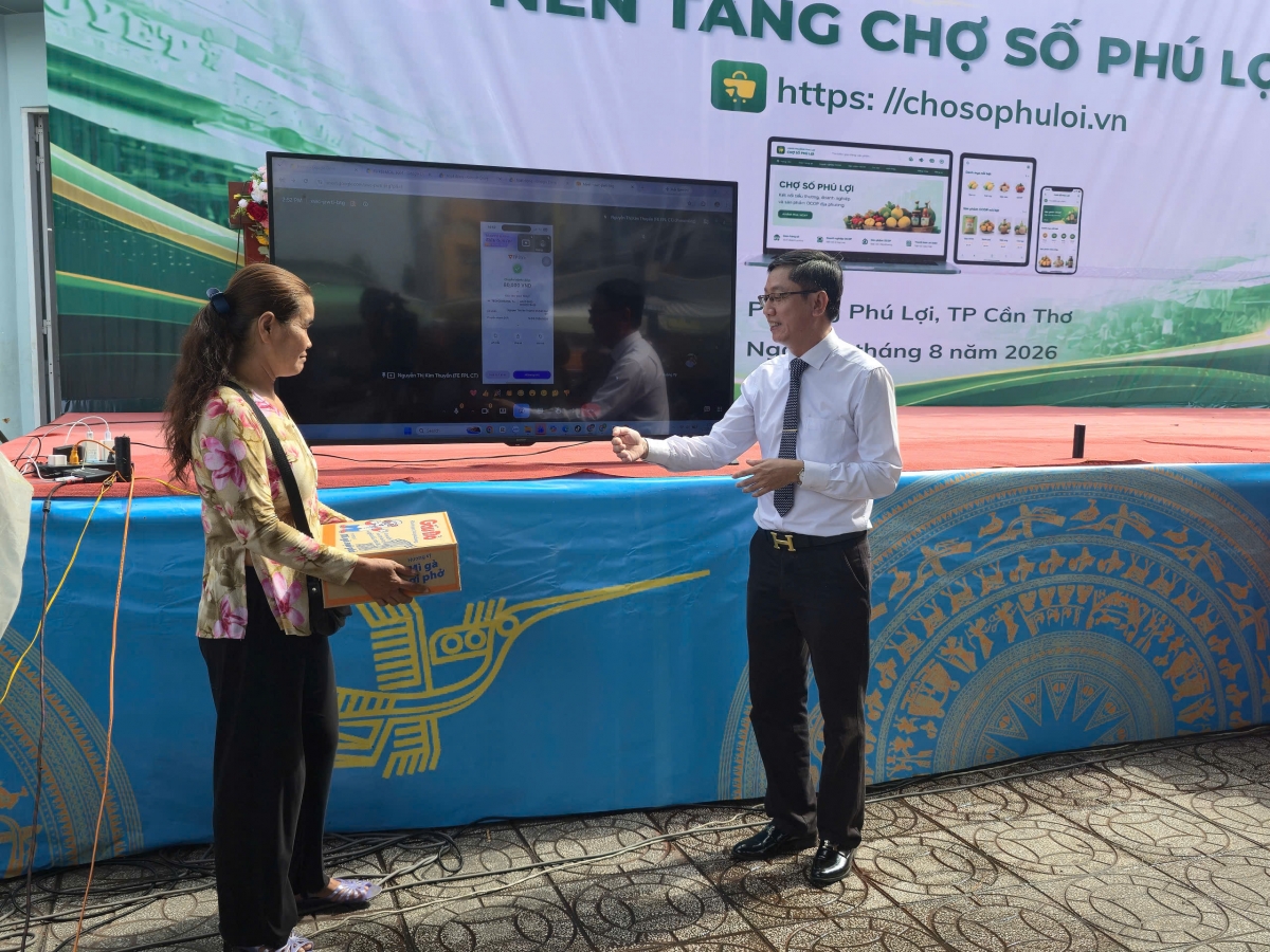 Ông Thái Đăng Khoa, Bí thư Đảng ủy phường Phú Lợi giới thiệu về tiện ích của chợ số
