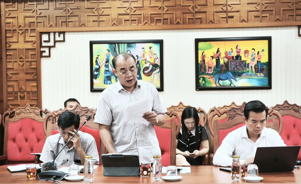 Ông Y Mơr M’lô, Phó Giám đốc Sở Nội vụ tỉnh Đắk Lắk, lý giải nguyên nhân chậm tiến độ chính sách hỗ trợ người làm công tác chuyên trách chuyển đổi số, an ninh mạng (Ảnh: Nam Trang/ VOV Tây Nguyên)