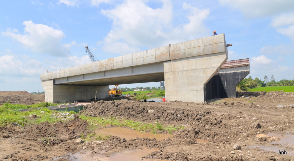 phấn đấu đến cuối năm 2026 hoàn thành toàn bộ các công trình cầu thuộc dự án