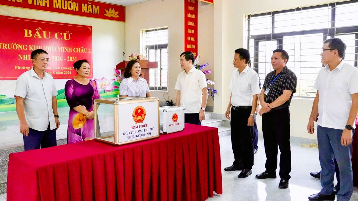 Phó Bí thư Tỉnh uỷ, Chủ tịch Ủy ban MTTQ tỉnh Quảng Ninh Vũ Quyết Tiến đôn đốc công tác chuẩn bị bầu cử trưởng thôn. Ảnh: Trường Giang