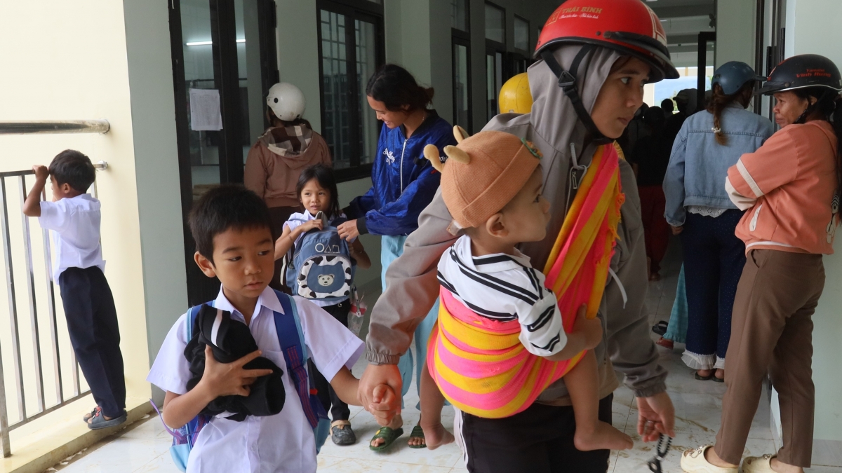 Phụ huynh đưa con tới trường mới. Ảnh: Thanh Thắng/VOV Miền Trung.