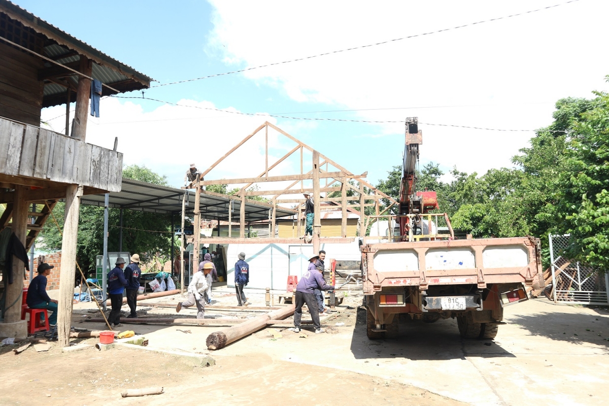 Mpồl lơh broă dong kờl làng bol ƀòn Jứ tă sờr, ntrờn hìu rơng tus tiah ơm pa