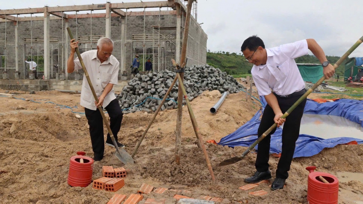 - Phạm Văn Phương - Khua dlăng bruă Đảng să Ia Hiao (nah hnuă) pla ana kyâo ti krĭng anôk dôk mrâo.