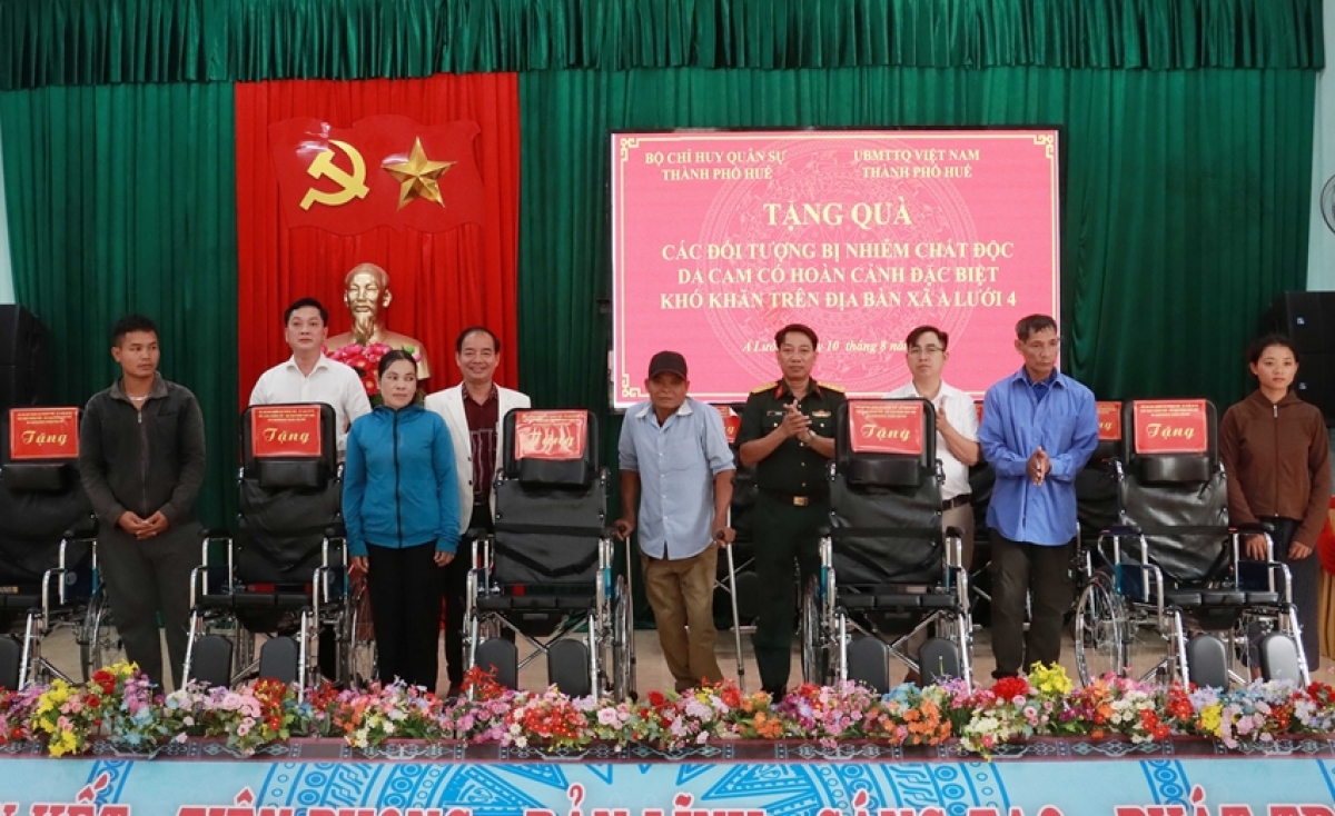 Trao tặng xe lăn cho các đối tượng bị ảnh hưởng chất độc da cam 