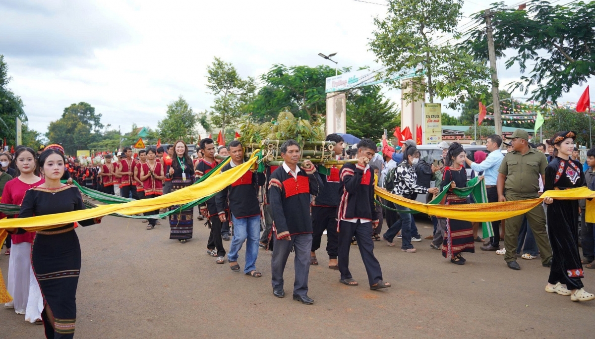 
Tơdrong joăt sơng iŏk "Yă pơtao Sầu riêng" đơ̆ng pơgar sầu riêng tih vih tơ̆ hơnih pơm lêh