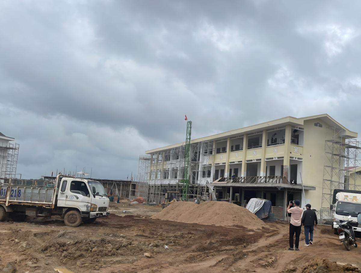 Tại một số công trình, các công trình phụ trợ và sân vẫn còn dang dở (Ảnh: Nguyễn Thảo/ VOV Tây Nguyên)