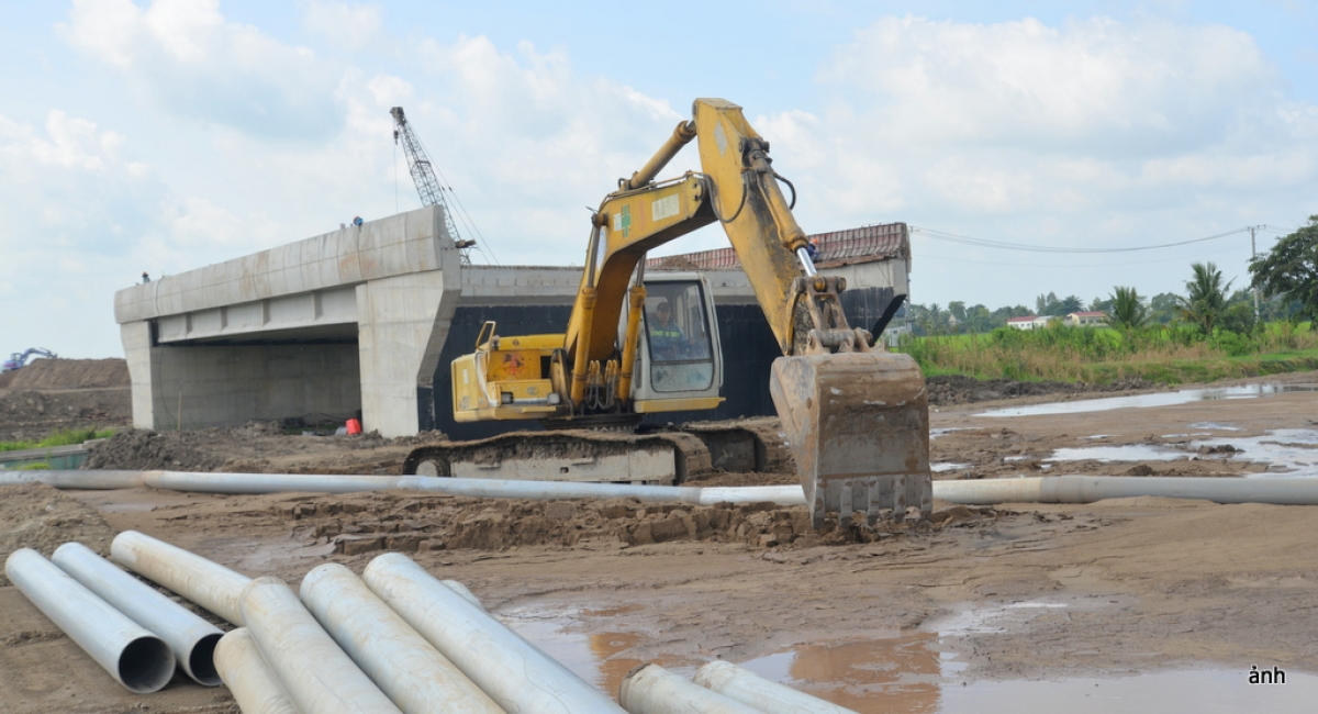 tăng cường máy móc, thiết bị, nhân lực và tổ chức thi công nhằm bù đắp tiến độ