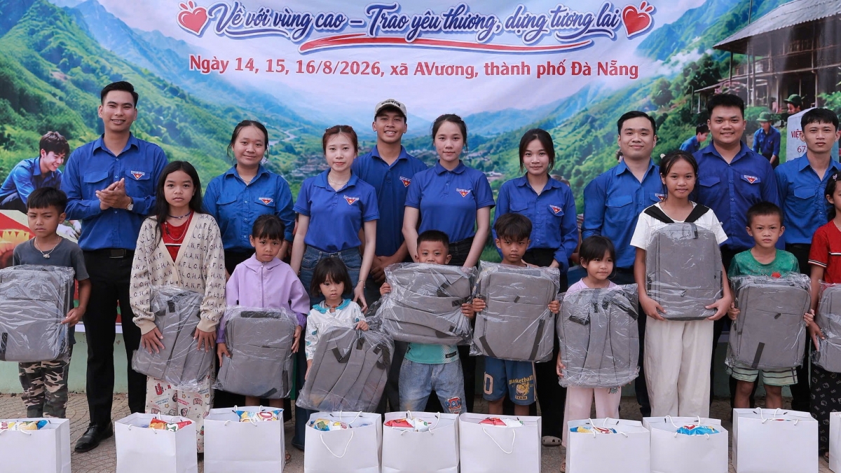Tặng đồ dùng cụ học tập thiếu nhi hoàn cảnh khó khăn ở xã miền núi AVương. Ảnh: Tuyết Lê/VOV Miền Trung