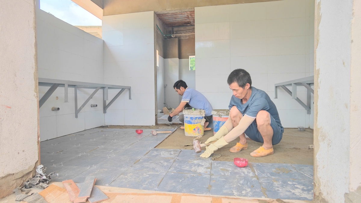 Thi công liên tục để kịp bàn giao trước ngày 30/8 (Ảnh: Trấn Long)