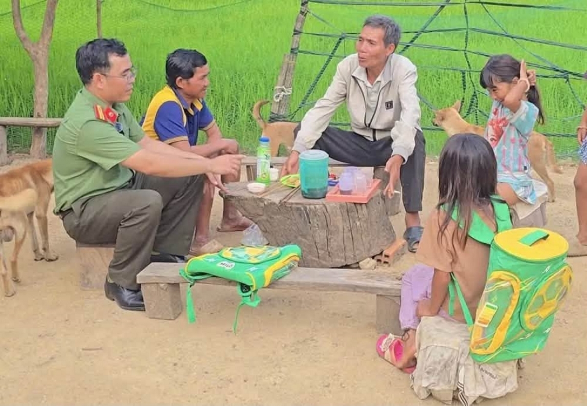 -Thiếu tá Lại Văn Đạt dôk mbĭt hŏng phung hđeh leh anăn mnuih ƀuôn sang.