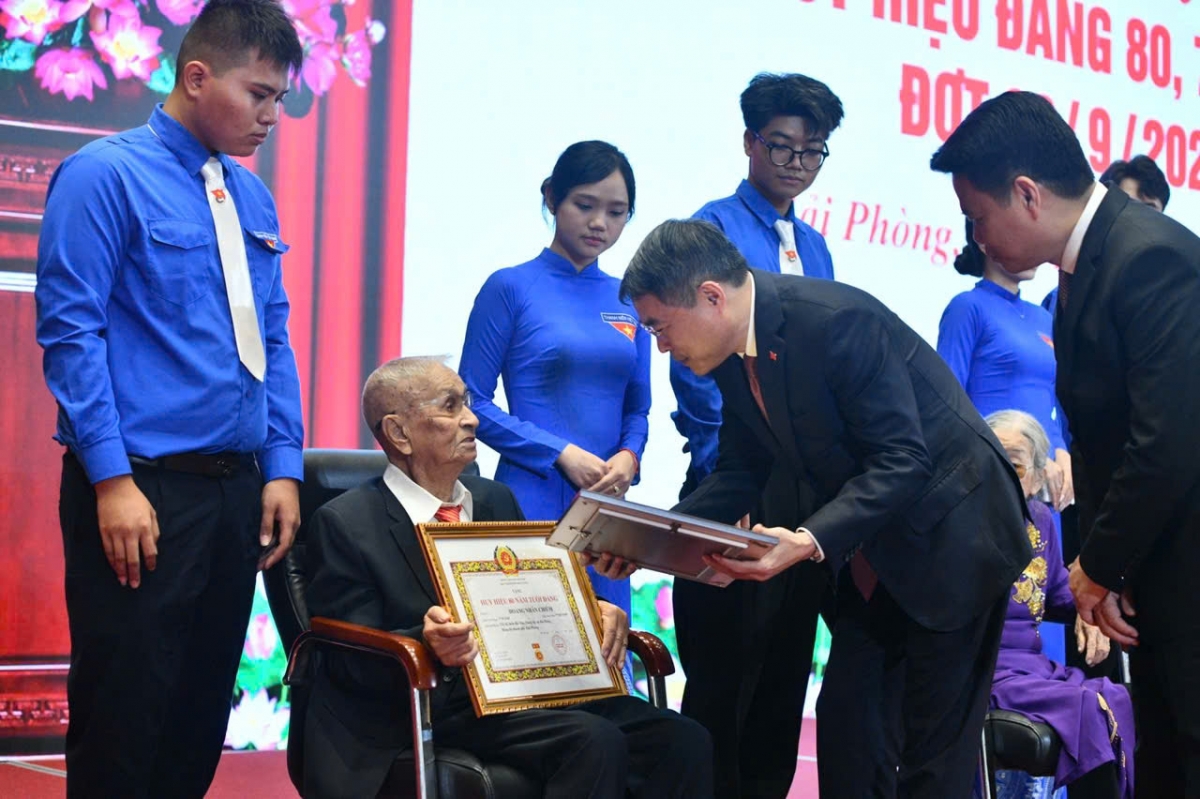 Khua Knŭk kna Lê Minh Hưng mpŭ mđup brei anăn knăl 80 thŭn Đảng kơ đảng viên khua thŭn