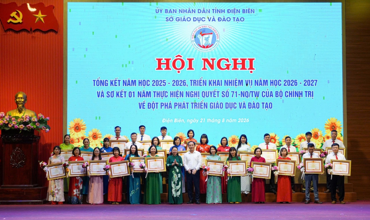 Thừa ủy quyền của Thủ tướng Chính phủ, lãnh đạo Sở Giáo dục và Đào tạo tỉnh Điện Biên trao Bằng khen tặng 30 cá nhân có thành tích xuất sắc (Ảnh: Vũ Lợi/ VOV Tây Bắc)