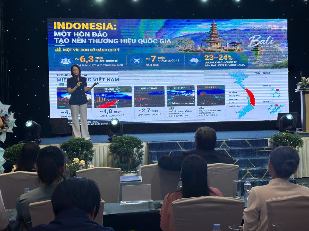 Tiến sĩ Đào Cẩm Thuỷ, giảng viên Marketing Đại học Quốc gia Hà Nội giới thiệu một số kinh nghiệm làm du lịch ở các nước (Ảnh: Lê Biết)