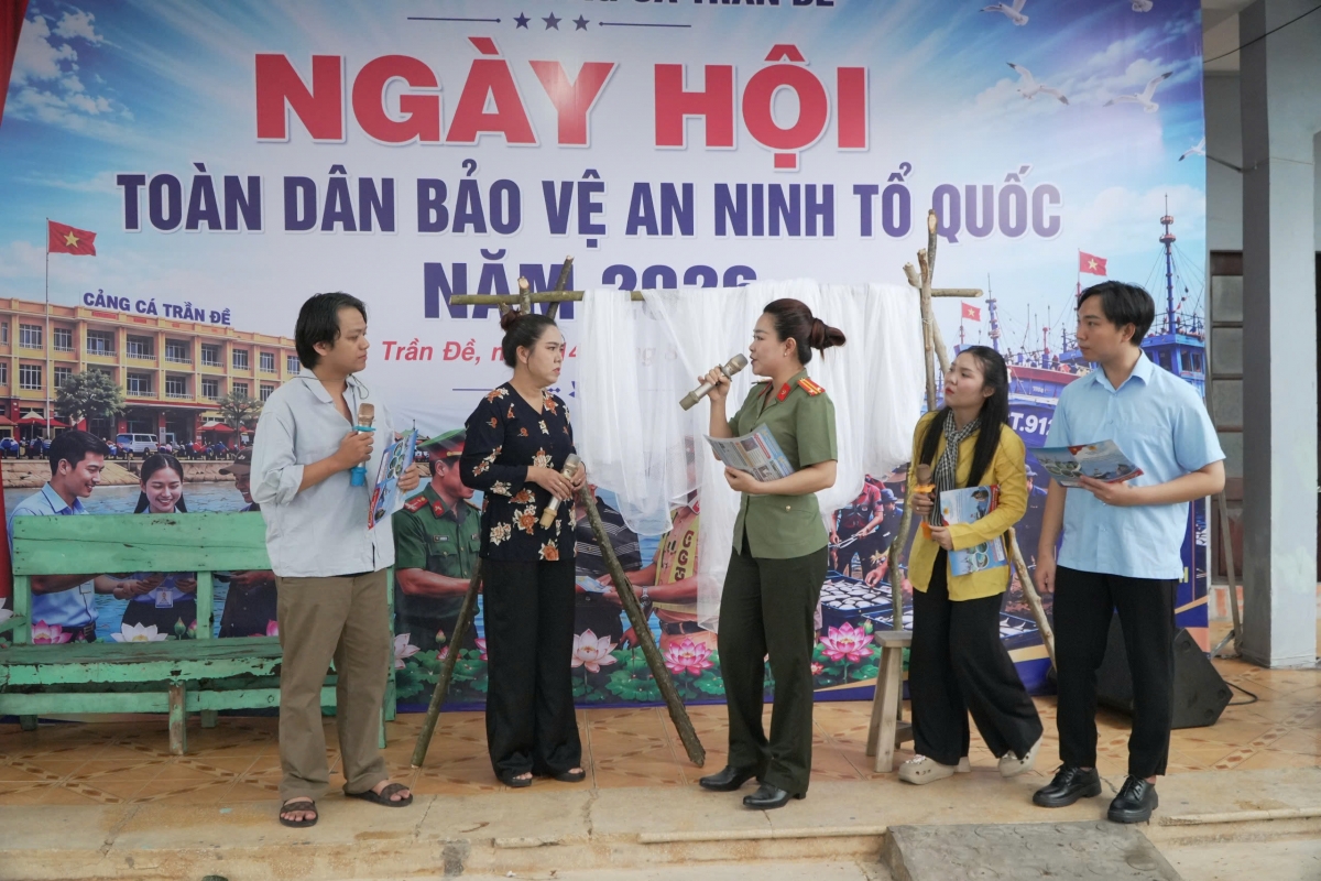 Tiểu phẩm “Vươn khơi đúng luật - Giữ biển quê hương” được biểu diễn
