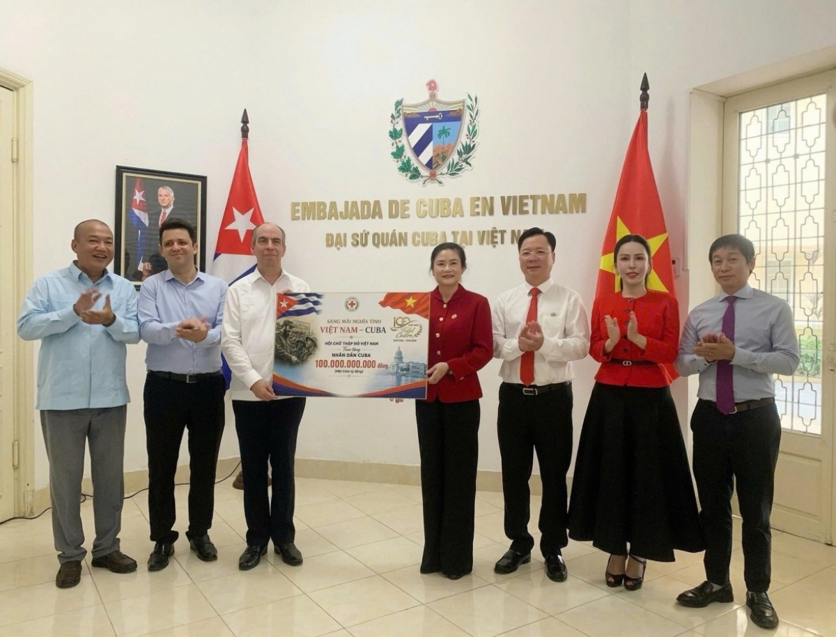 Hội Chữ thập đỏ Việt Nam trao tượng trưng khoản hỗ trợ 100 tỷ đồng của nhân dân Việt Nam dành cho nhân dân Cuba. Ảnh: Hội Chữ thập đỏ Việt Nam