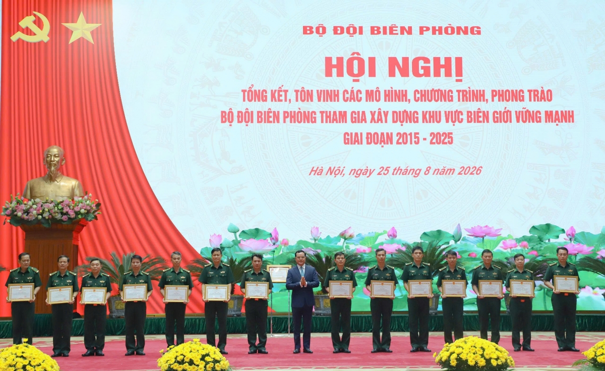 Các tập thể và cá nhân tiêu biểu được tuyên dương trong Hội nghị - Ảnh: Ngọc Lâm.
