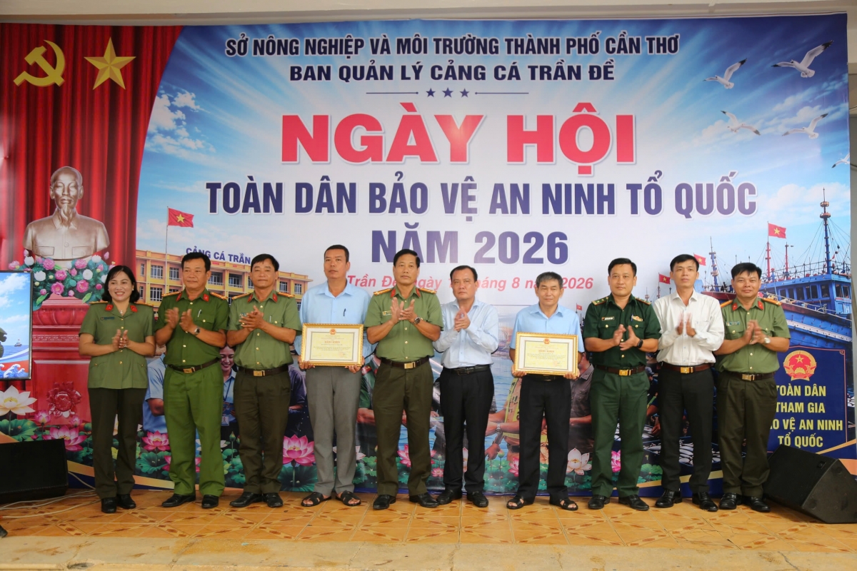Trao khen thưởng của Chủ tịch Ủy ban nhân dân thành phố Cần Thơ cho tập thể có thành tích xuất sắc trong phong trào toàn dân bảo vệ an ninh Tổ quốc