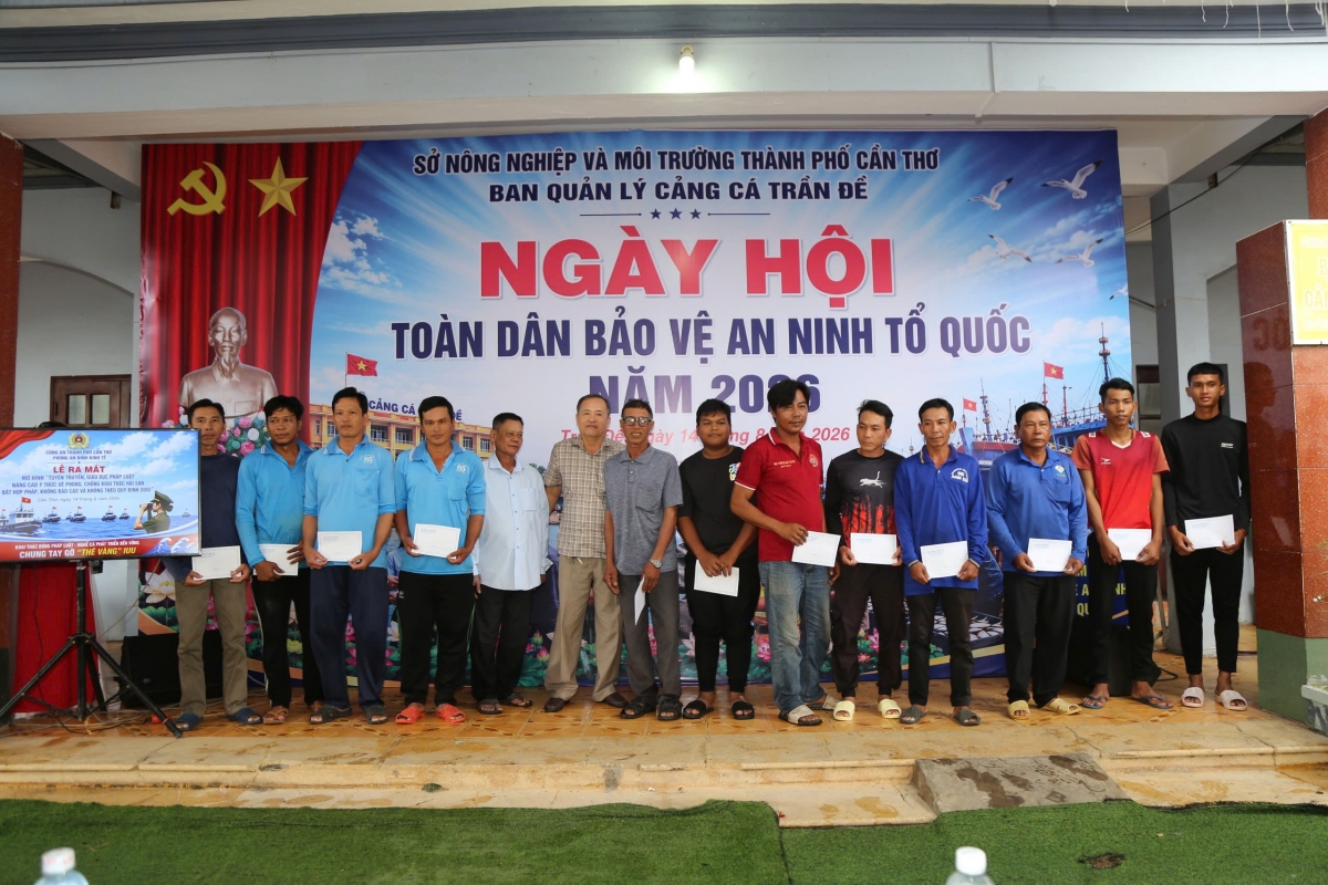 Trao nhiều phần quà cho các ngư dân, người lao động có hoàn cảnh khó khăn trên địa bàn xã Trần Đề