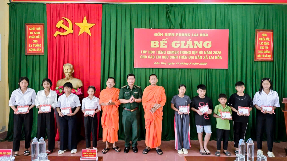 Trao quà cho các em học sinh đạt kết quả tốt trong học tập. Ảnh: Thạch Hồng.