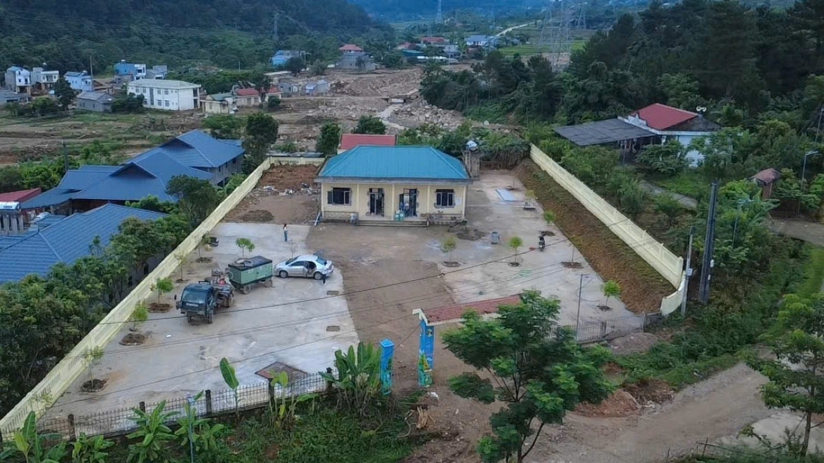 Từ nguồn vốn ngân sách địa phương và xã hội hóa hơn 4 tỷ đồng, địa phương tập trung sửa chữa điểm trường cũ, cách điểm trường Bản Chít bị thiệt hại hơn 1km. Ảnh: Khắc Kiên/VOV Tây Bắc.