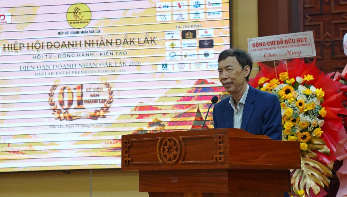 TS. Võ Trí Thành phân tích lợi thế của Đắk Lắk, Tây Nguyên và yêu cầu nâng giá trị nông sản thông qua chế biến sâu, xây dựng thương hiệu và tham gia sâu hơn vào chuỗi cung ứng. Ảnh: Nam Trang.