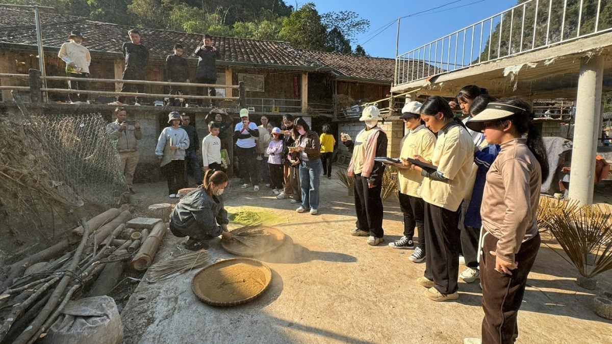 Nghị quyết đi vào cuộc sống khi sản phẩm bán được, người dân có thêm thu nhập, du khách có thêm trải nghiệm và lớp trẻ có thêm lý do nối nghề. Giữ được nghề là giữ ký ức cộng đồng; để nghề tạo sinh kế là mở đường cho ký ức ấy đi tiếp. Ảnh: Nguyễn Hoàng Duy Thái