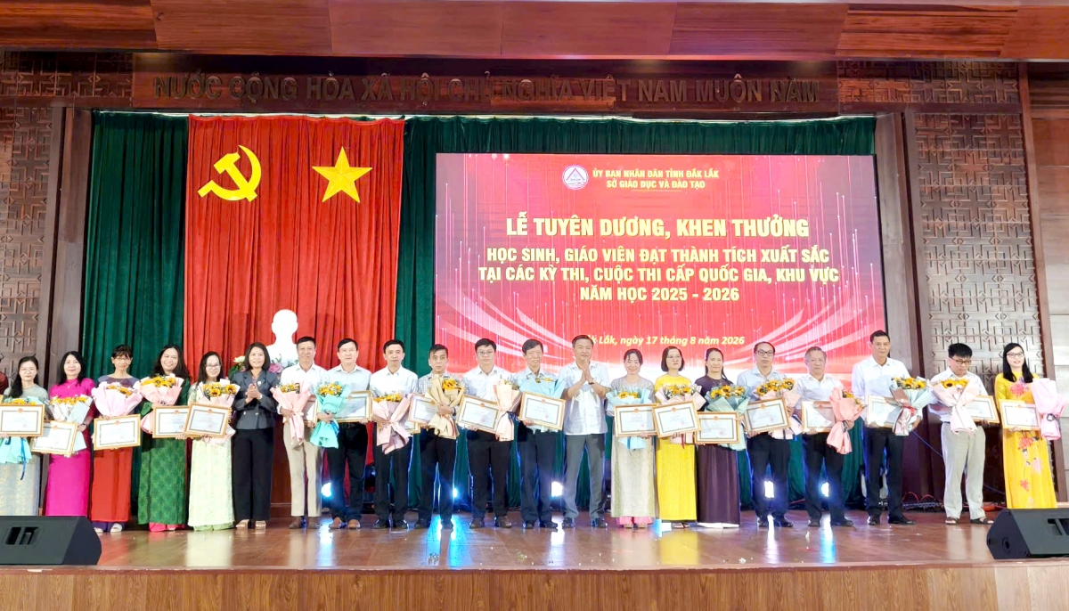 Tuyên dương các thầy cô giáo đã trực tiếp bồi dưỡng, đào tạo học sinh đạt giải (Ảnh: H Xíu/ VOV Tây Nguyên)
