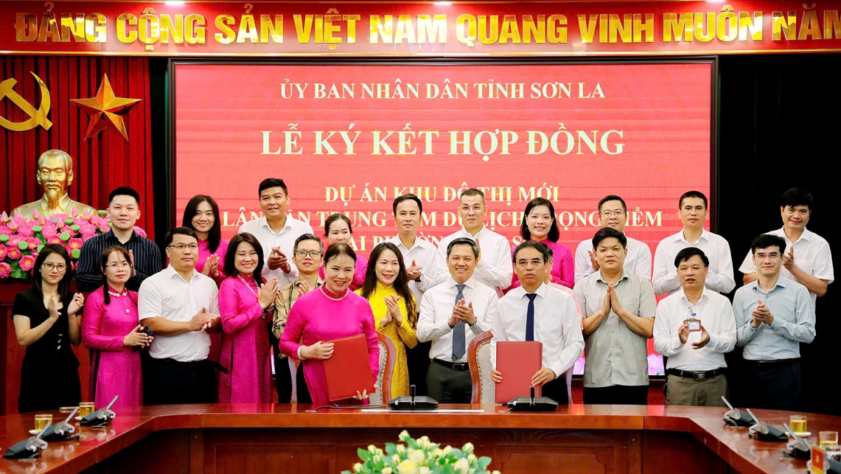 UBND tỉnh Sơn La ký kết hợp đồng Dự án khu đô thị mới lân cận trung tâm du lịch trọng điểm tại
phường Vân Sơn (Ảnh: Lê Hạnh)