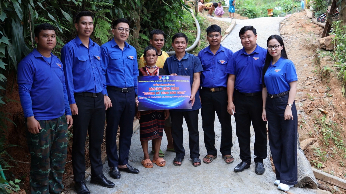 Tuổi trẻ Đà Nẵng bàn giao công trình đường bê-tông phục vụ nhu cầu sinh hoạt của cộng đồng tại xã AVương. Ảnh: Tuyết Lê/VOV Miền Trung