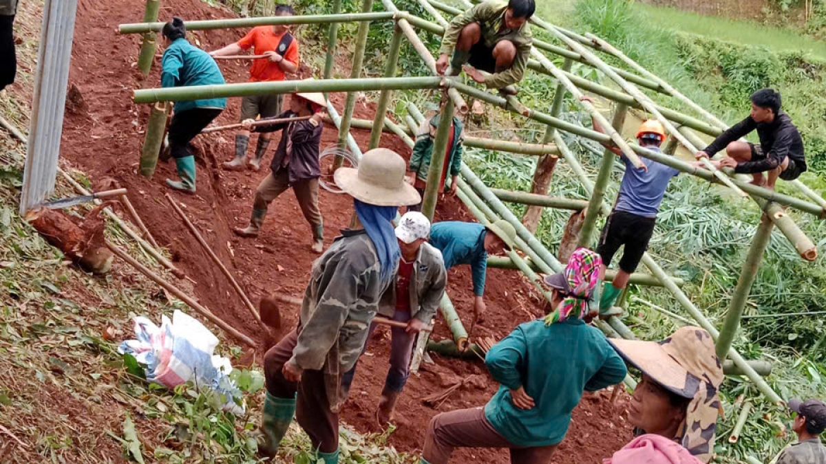 Xã Phiêng Cằm đã vận động các hộ dân tạm thời sơ tán đến nơi an toàn, ở nhờ nhà người thân hoặc dựng lán tạm để tránh nguy hiểm. Ảnh: Thanh Thủy/VOV- Tây Bắc