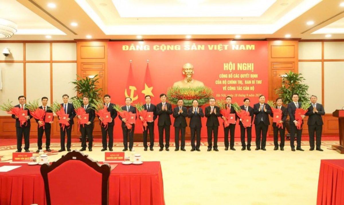 Đồng chí Thường trực Ban Bí thư Trần Cẩm Tú trao các Quyết định của Bộ Chính trị, Ban Bí thư về công tác cán bộ.