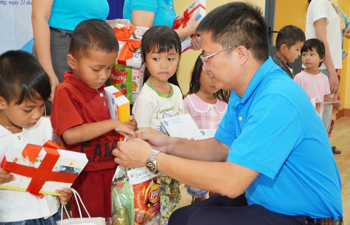 Bảo hiểm xã hội TP Đà Nẵng tặng quà trẻ em là đồng bào Cơ Tu ở xã Sông Vàng. Ảnh: Lê Tuyết