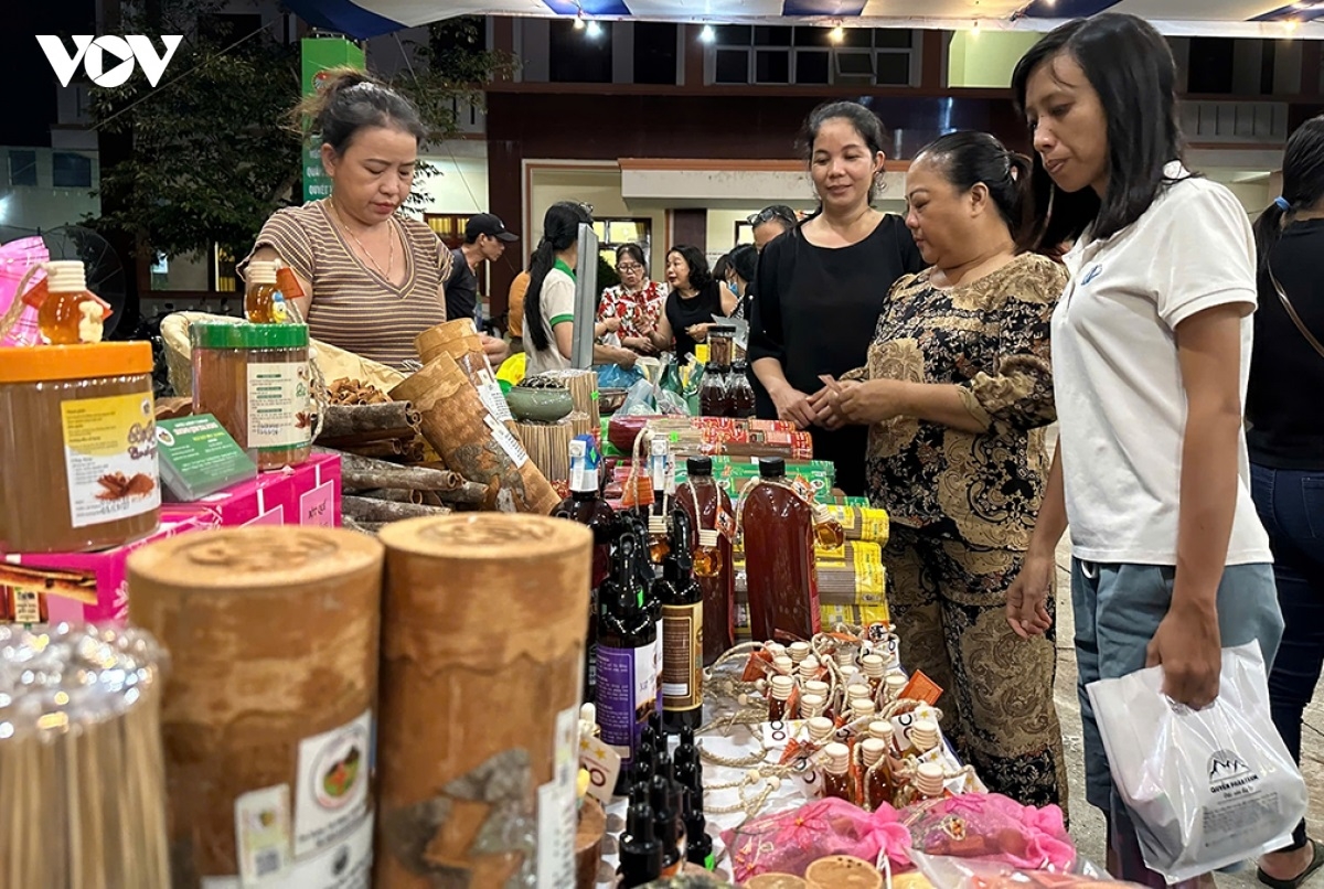 Sản phẩm miền núi thu hút sự quan tâm của nhiều người 