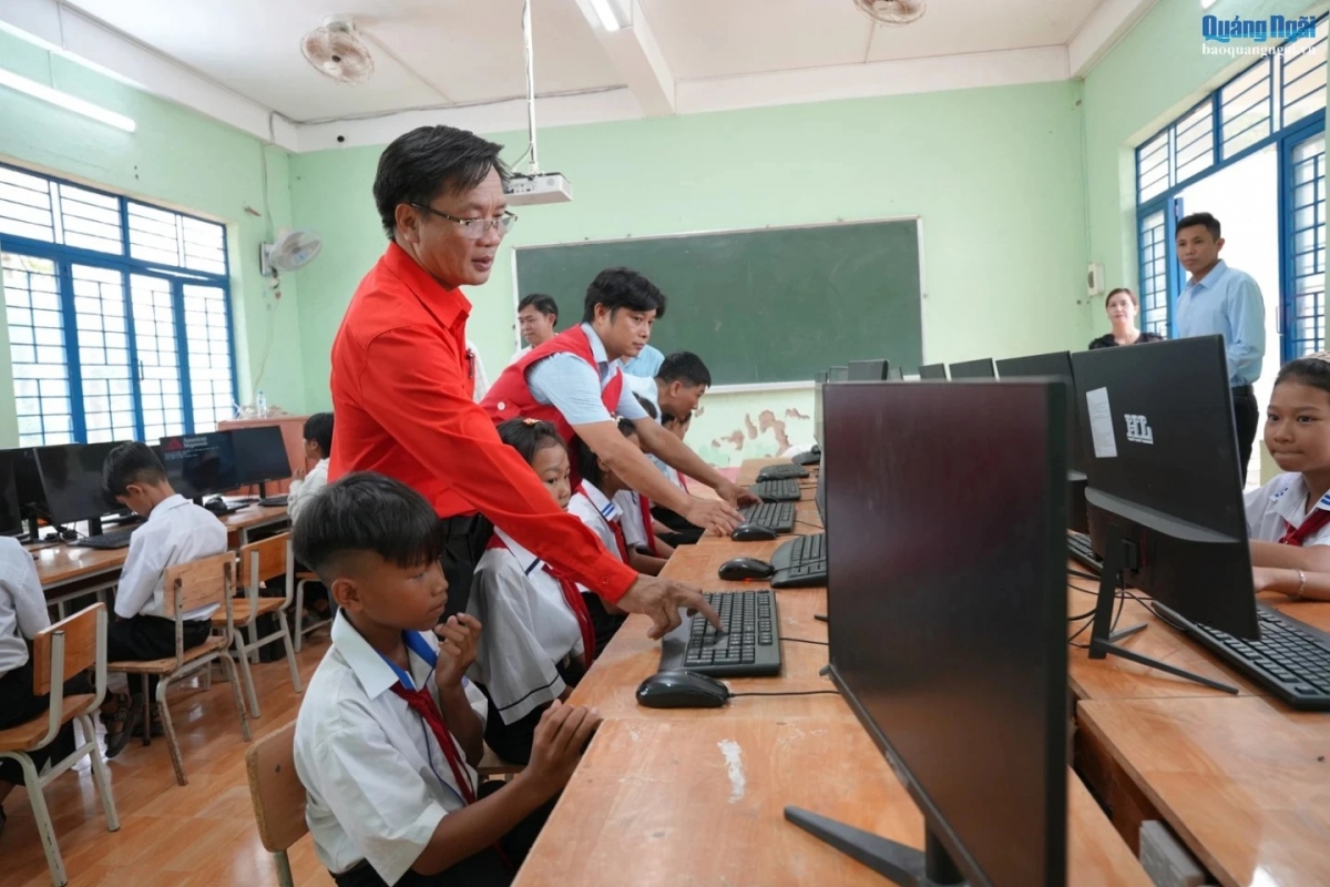 Máy vi tính được lắp đặt trong phòng học.