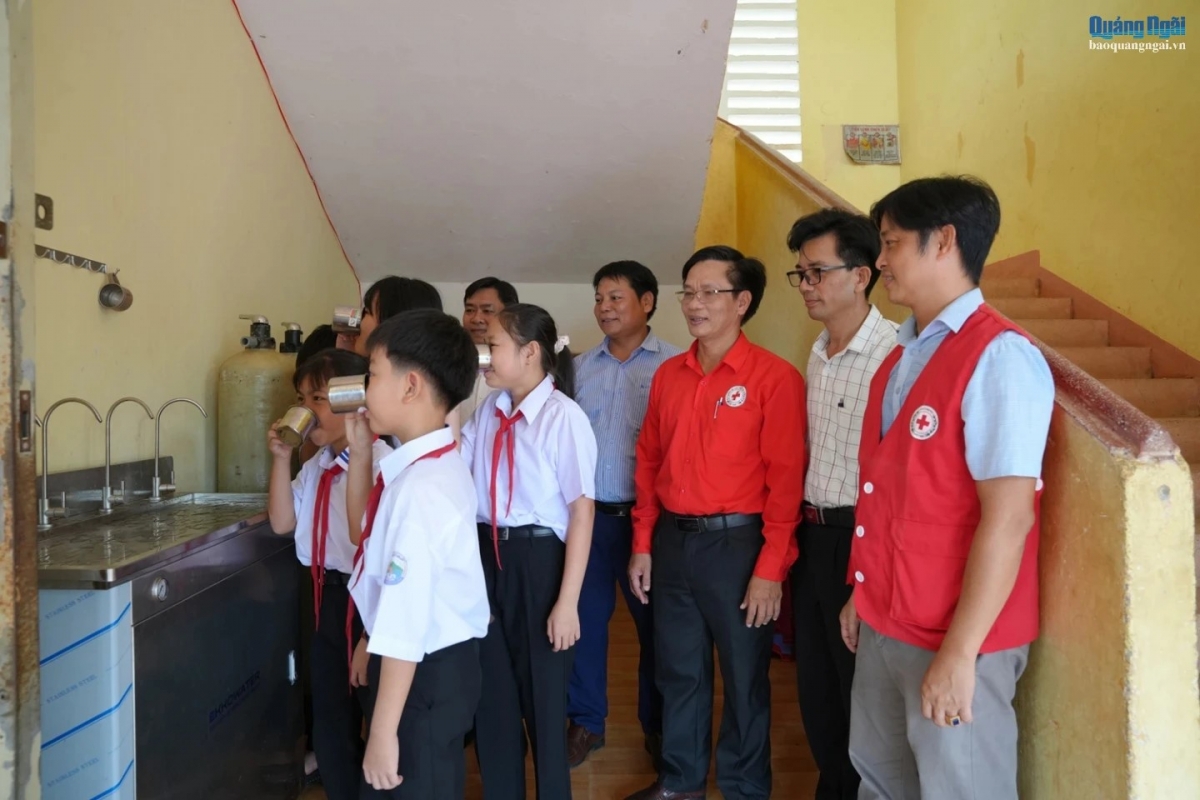 Máy lọc nước được lắp đặt, giúp thầy, cô giáo và học sinh được sử dụng nước sạch khi đến trường.