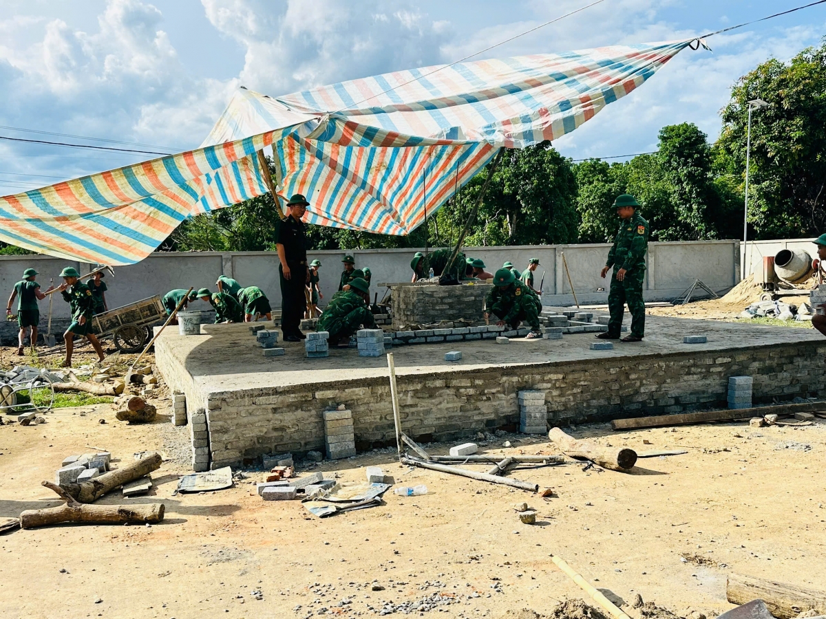 "Vượt nắng, thắng mưa" để công trình hoàn thành kịp tiến độ (Ảnh: Tiểu đoàn Huấn luyện cơ động)