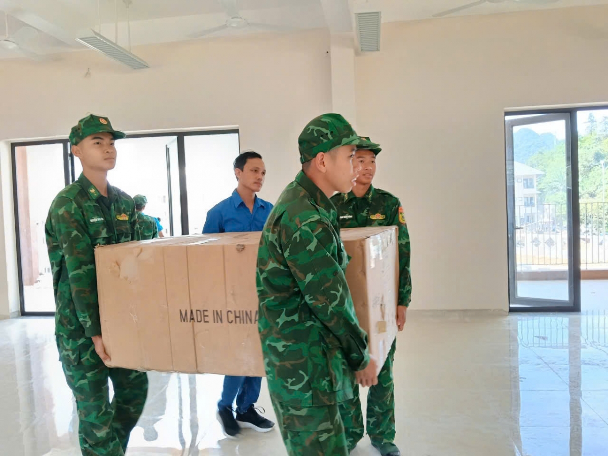 Các trang thiết bị phục vụ việc dạy và học tiếp tục được đưa vào sử dụng tại các trường học nội trú liên cấp khu vực biên giới (Ảnh: CTV)