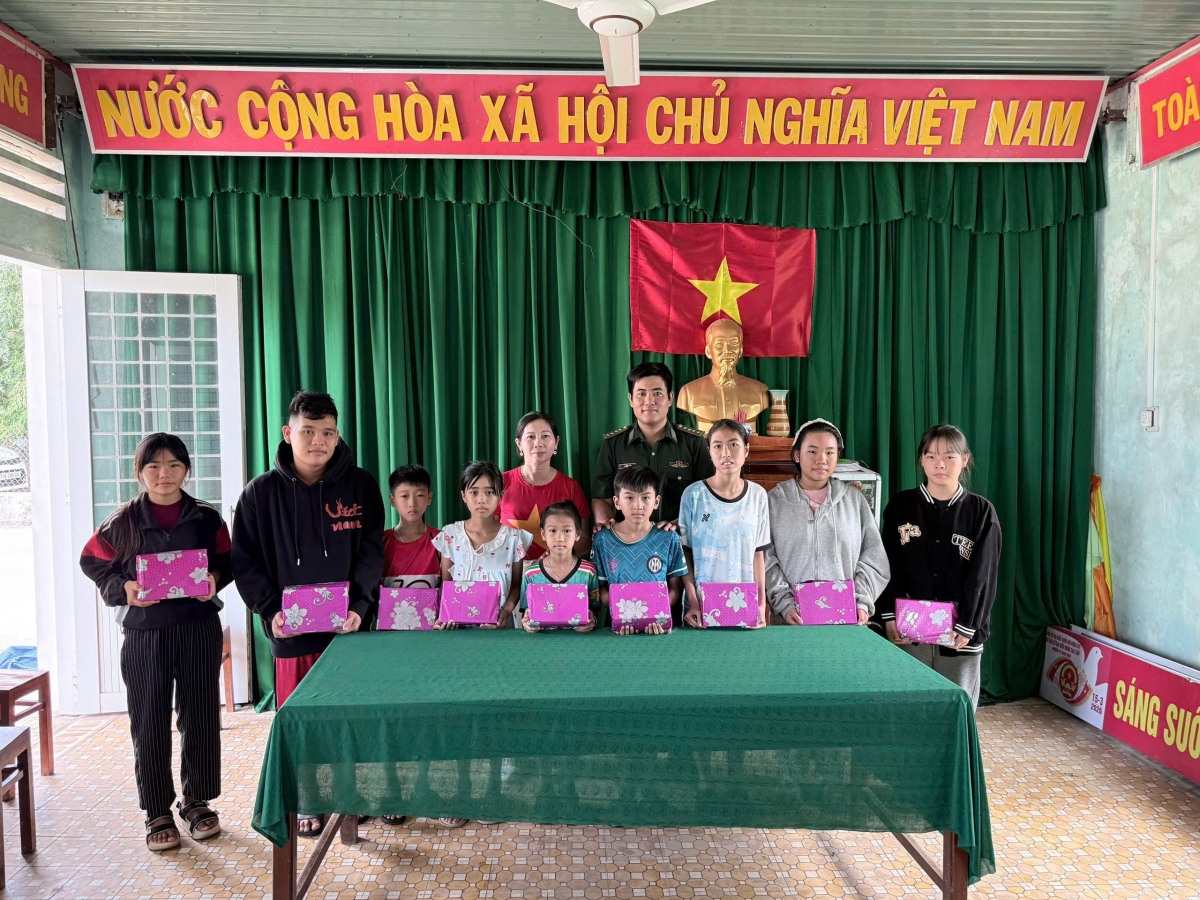 Hoạt động chăm lo học sinh vùng khó của Đồn BP Cát Khánh. Ảnh: BĐBP Gia Lai.