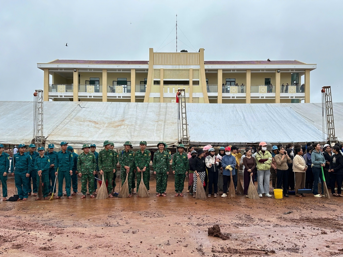 Quân dân chung tay đoàn kết trong các hoạt động hướng về biên giới. Ảnh: Bộ Tư lệnh Bộ đội Biên phòng.