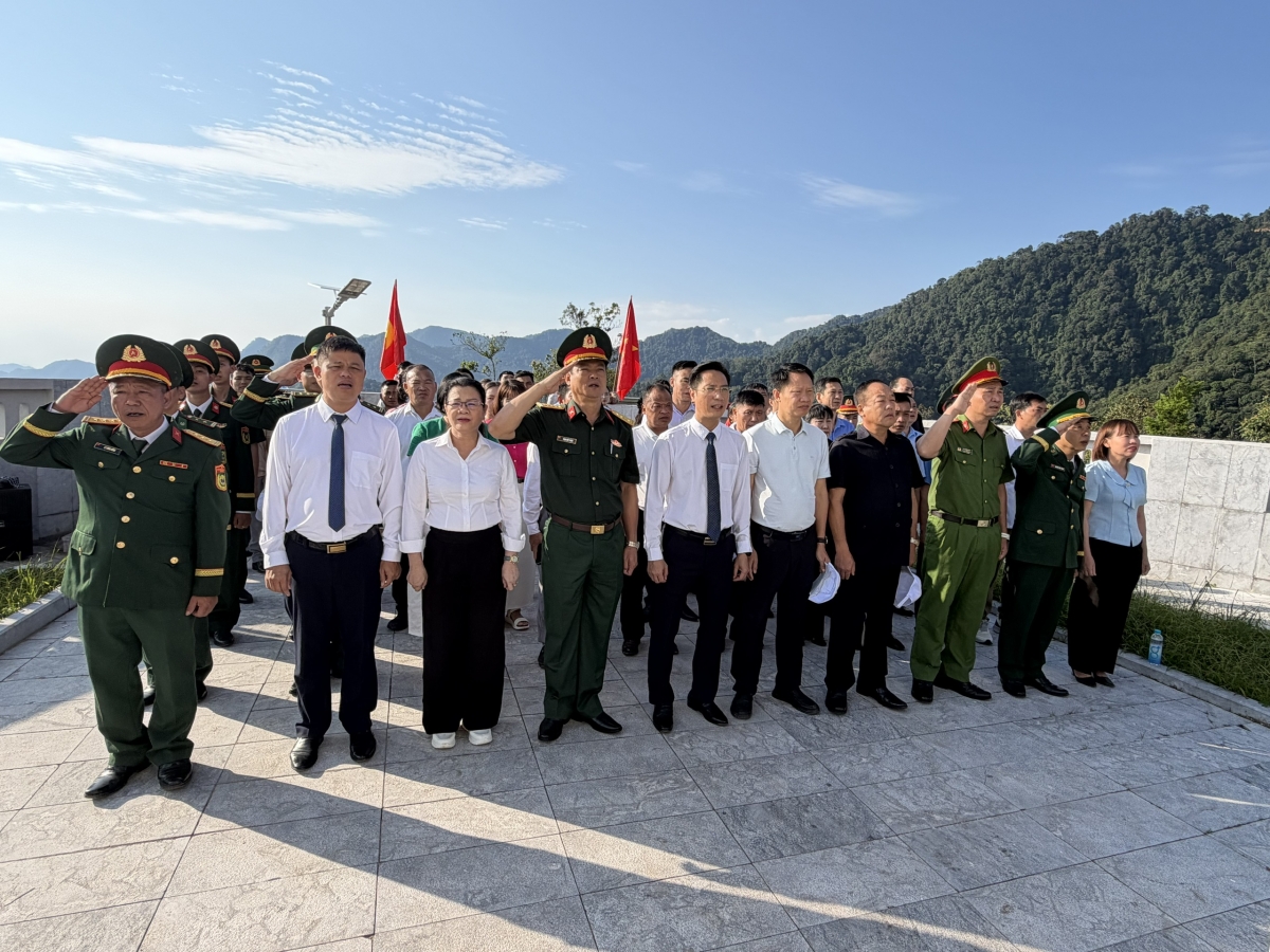 Các đại biểu thực hiện nghi lễ chào cờ tại Cột cờ A Pa Chải. Ảnh: Vũ Lợi