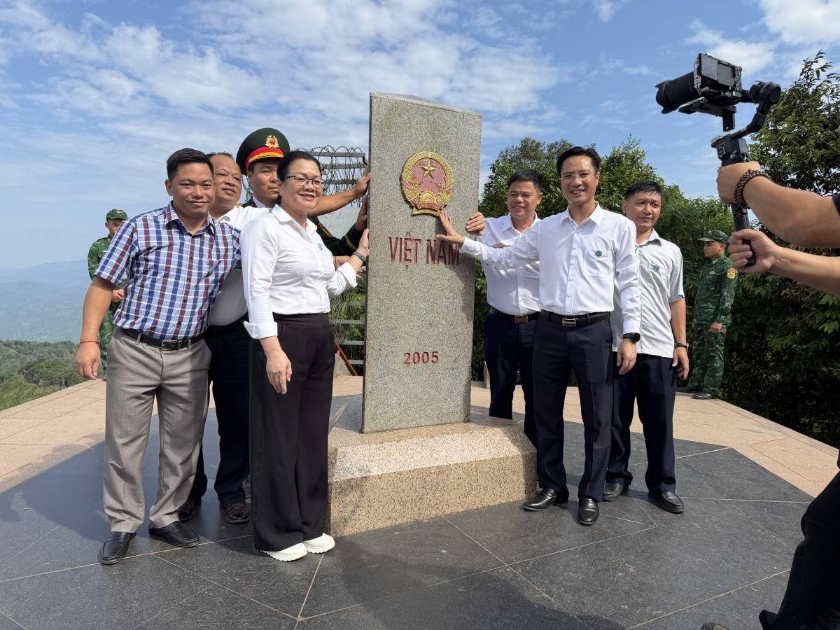 Đại biểu, người dân và du khách tham gia hoạt động trải nghiệm với chủ đề “Chạm tay vào cột mốc - Chạm đến cực Tây Tổ quốc”. Ảnh: Vũ Lợi