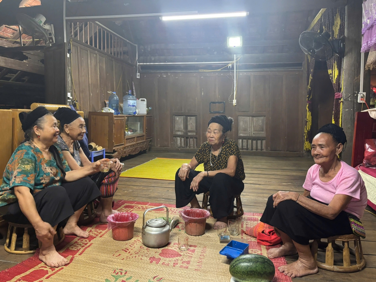 Các cụ bà trò chuyện bên cơi trầu và ấm nước chè xanh (Ảnh: CTV Ngọc Bình)