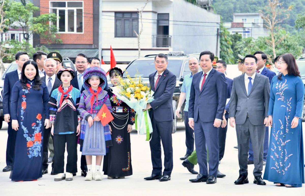 Thủ tướng Chính phủ Lê Minh Hưng dự lễ khai giảng tại điểm trường Mường Khương- Lào Cai
(Ảnh: Lại Hoa)
