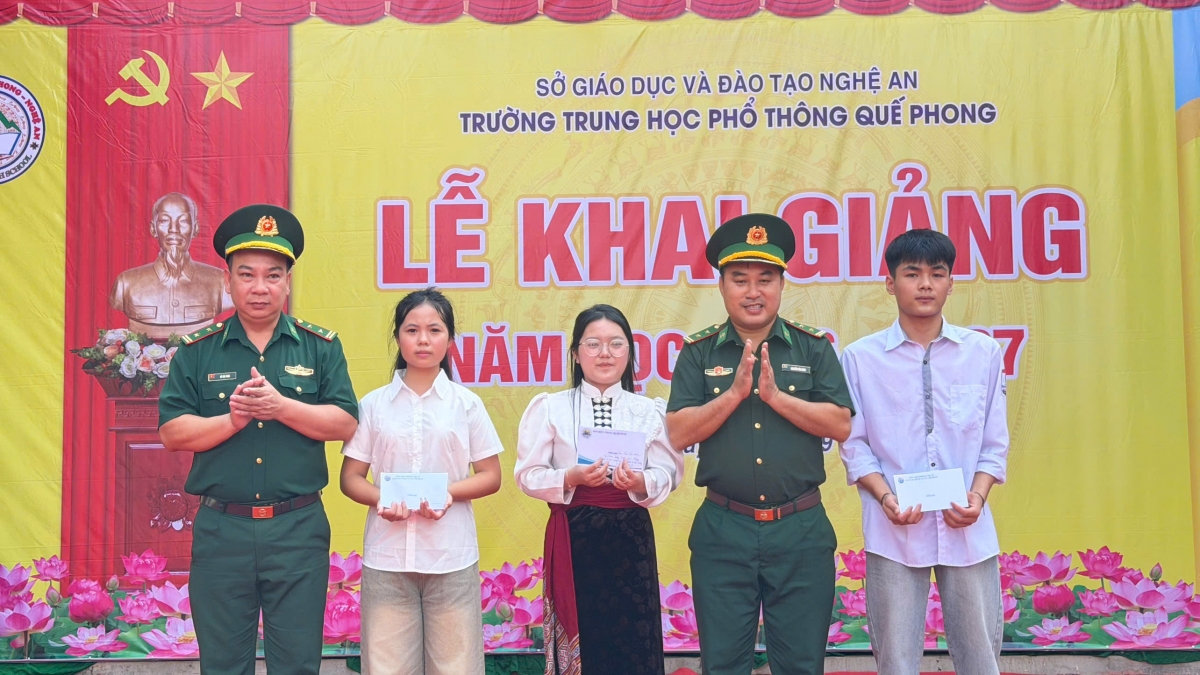 BĐBP Nghệ An tặng học bổng cho các cháu trong chương trình Nâng bước em tới trường tại lễ khai giảng năm học  2026- 2027 (Ảnh: Hải Thượng)