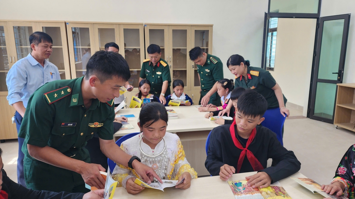 Quân và dân vui chung niềm vui trong những ngôi trường mới (Ảnh: CTV)
