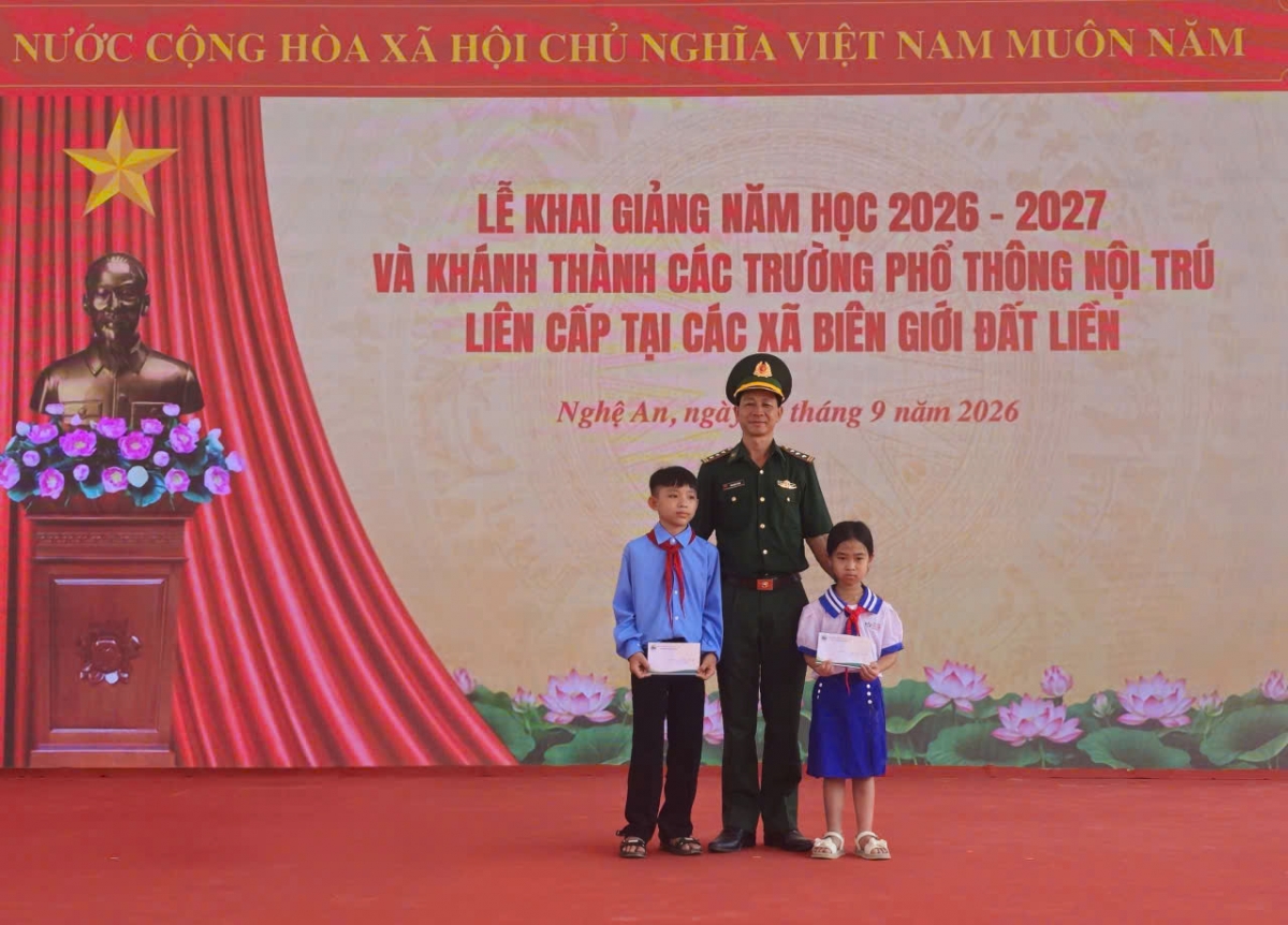 BĐBP Nghệ An trao quà tặng cho học sinh trong chương trình Nâng bước em tới trường trong lễ khai giảng năm học 2026- 2027. Ảnh: Hải Thượng.