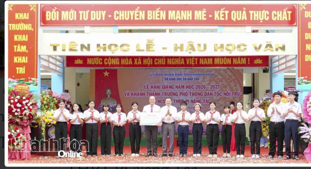 Thầy hiệu trưởng Bùi Quang Quyền (đứng giữa) cùng thầy trò trường Phổ thông dân tộc nội trú THCS và THPT Pi Năng Tắc ngày khai giảng nhận trường lớp mới (Ảnh: NVCC)