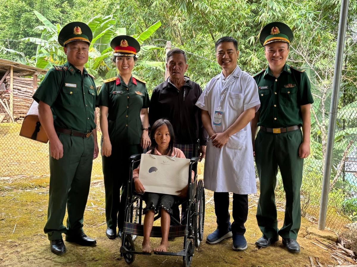 Đại diện Trung tâm PTTH Quân đội, Tổ chức Helping Vietnam Children, BĐBP Nghệ An cùng chung tay giúp em Lầu Y Ồng. Ảnh: Thiên Bình.