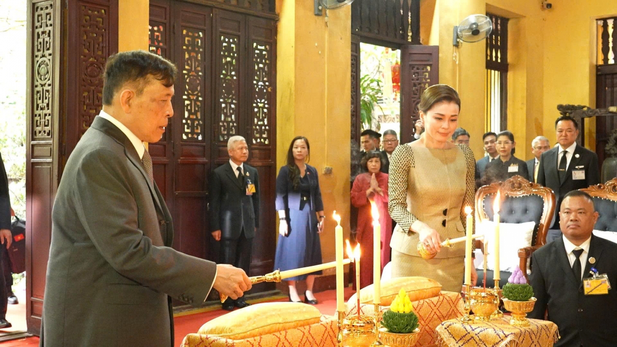 Nhà vua và Hoàng hậu Thái Lan dâng hương, dâng nến tại chính điện - Ảnh: Văn phòng TW Giáo hội Phật giáo VN.