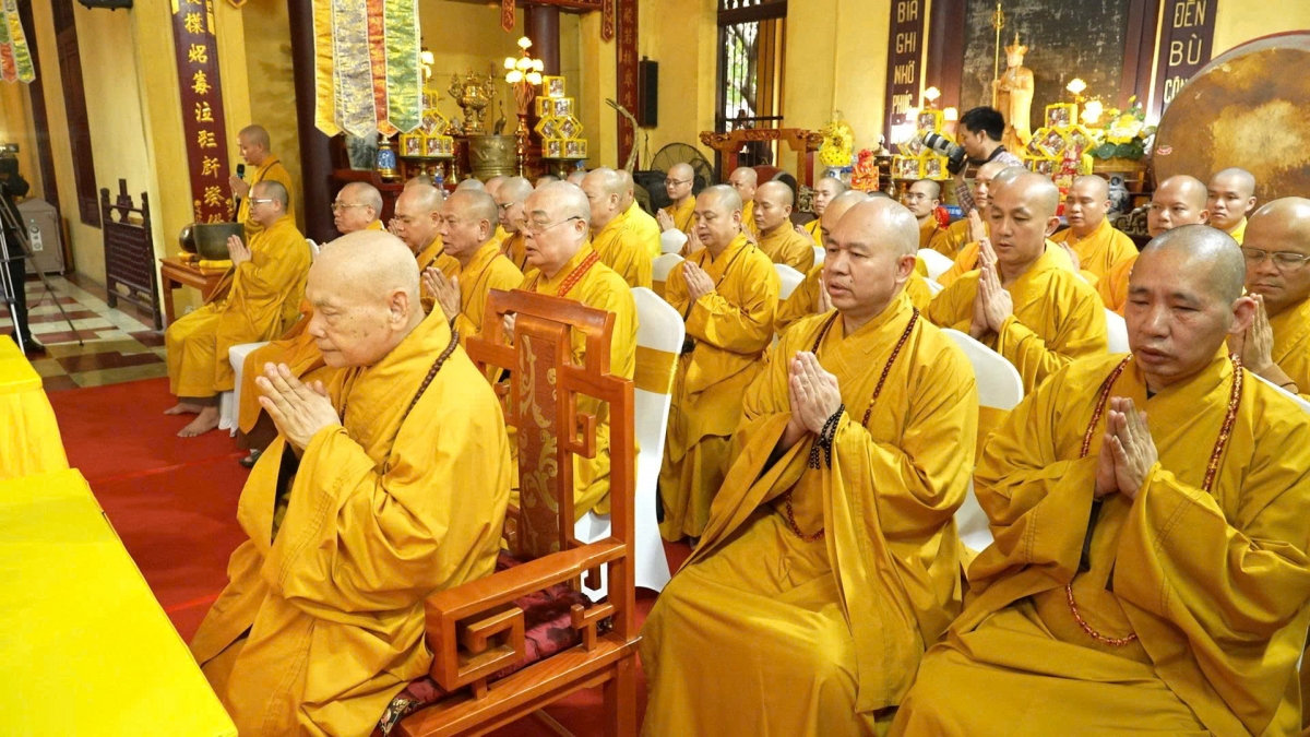 Chư Tôn đức tụng bài kinh Bát nhã cầu nguyện bình an cho Vua và Hoàng hậu - Ảnh: Văn phòng TW Giáo hội Phật giáo VN.